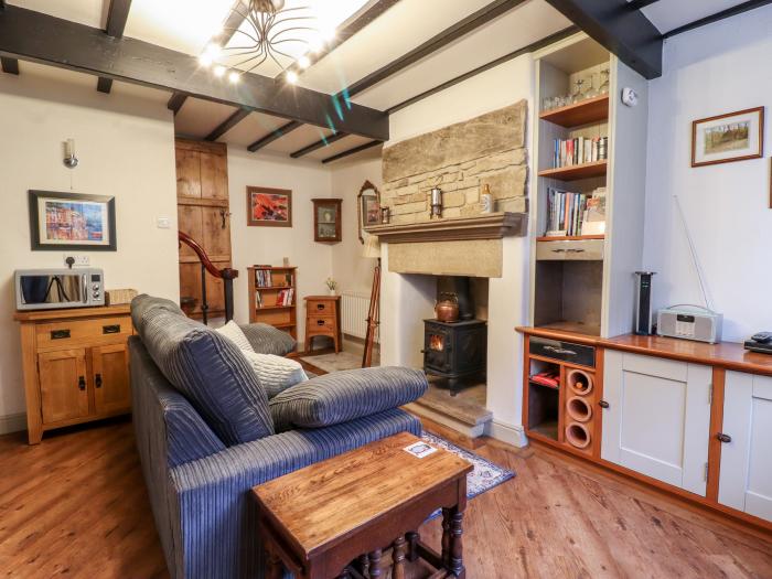 The Snug in Haworth, South Yorkshire, pet-friendly, parking, close to amenities, near National Park.