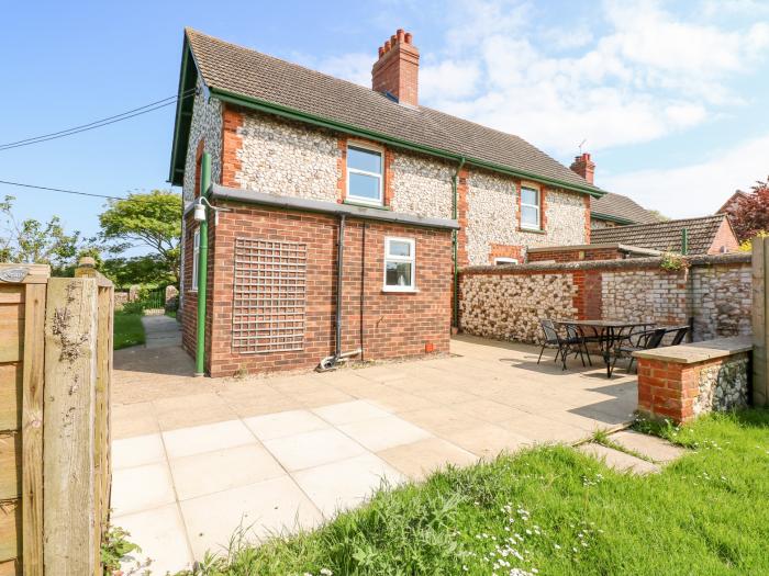 Gamekeepers Cottage, Brancaster, enclosed garden patio, beach nearby, off-road parking, travel cot,