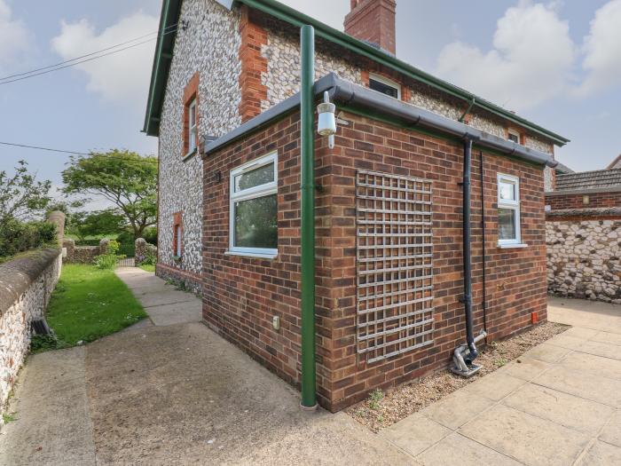 Gamekeepers Cottage, Brancaster, enclosed garden patio, beach nearby, off-road parking, travel cot,