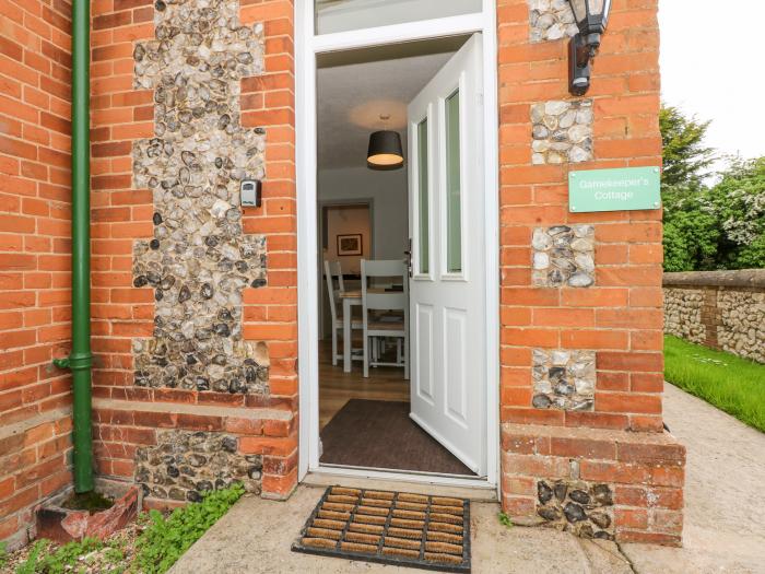 Gamekeepers Cottage, Brancaster, enclosed garden patio, beach nearby, off-road parking, travel cot,