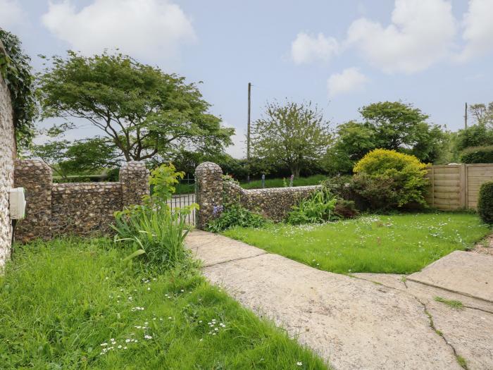 Gamekeepers Cottage, Brancaster, enclosed garden patio, beach nearby, off-road parking, travel cot,