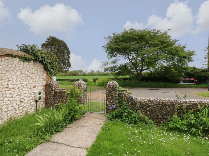 Gamekeepers Cottage, Brancaster, enclosed garden patio, beach nearby, off-road parking, travel cot,