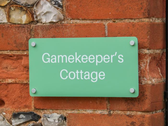 Gamekeepers Cottage, Brancaster, enclosed garden patio, beach nearby, off-road parking, travel cot,