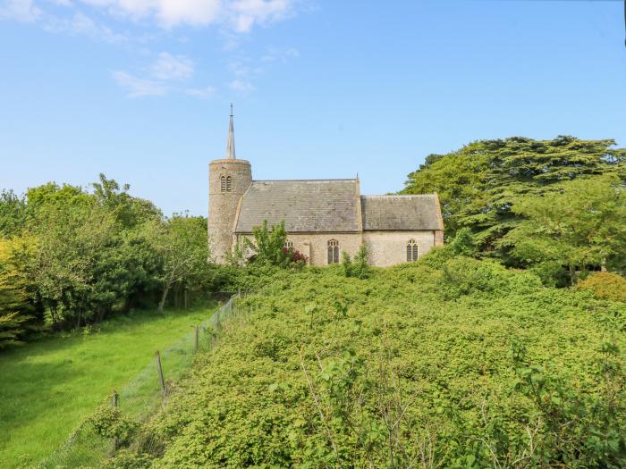 Gamekeepers Cottage, Brancaster, enclosed garden patio, beach nearby, off-road parking, travel cot,