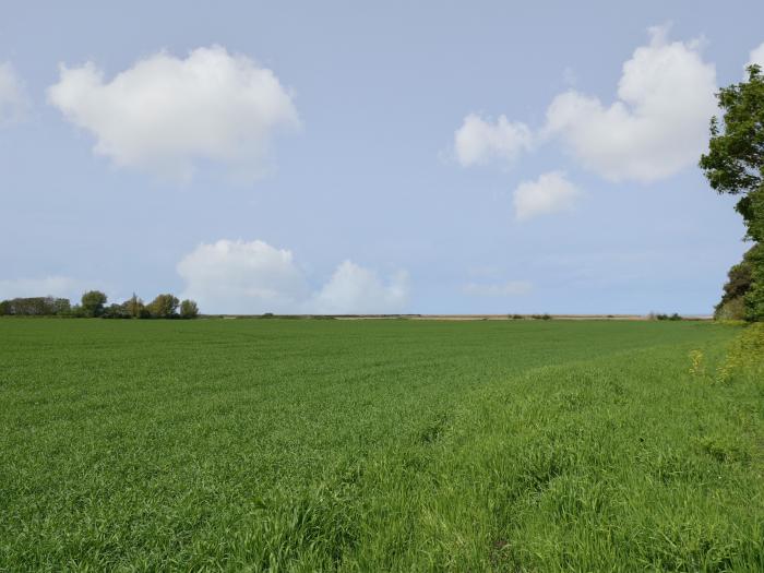 Gamekeepers Cottage, Brancaster, enclosed garden patio, beach nearby, off-road parking, travel cot,