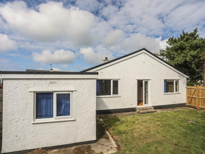 Palma, Trearddur Bay, Anglesey. Off-road parking. Dog-friendly. Enclosed garden. Near an AONB. 3bed.