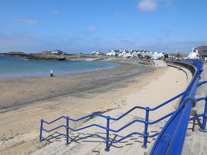 Palma, Trearddur Bay, Anglesey. Off-road parking. Dog-friendly. Enclosed garden. Near an AONB. 3bed.