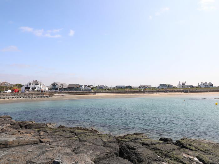 Palma, Trearddur Bay, Anglesey. Off-road parking. Dog-friendly. Enclosed garden. Near an AONB. 3bed.