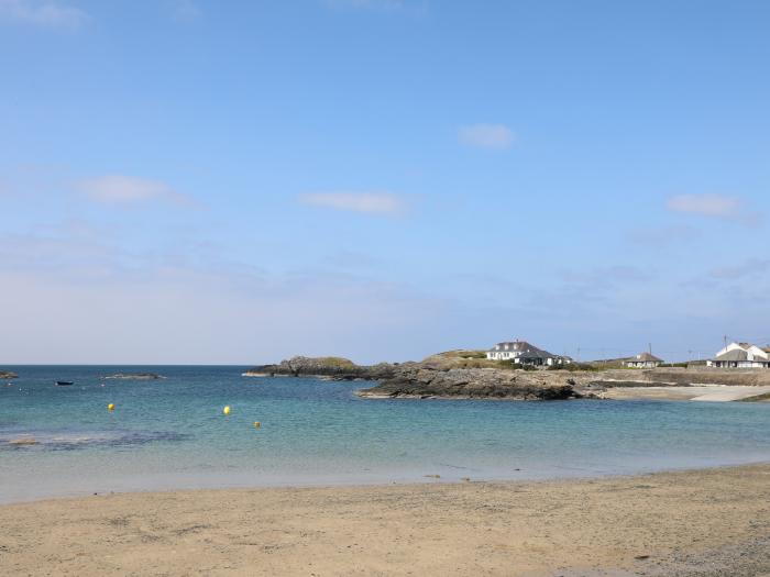 Palma, Trearddur Bay, Anglesey. Off-road parking. Dog-friendly. Enclosed garden. Near an AONB. 3bed.