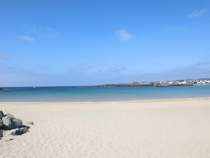 Palma, Trearddur Bay, Anglesey. Off-road parking. Dog-friendly. Enclosed garden. Near an AONB. 3bed.