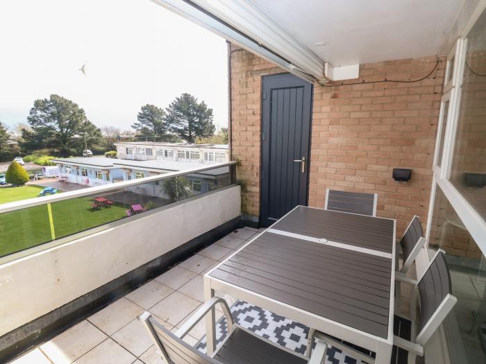 Sunny View in Dawlish Warren, Devon, open-plan living space, close to beach and local shops, parking