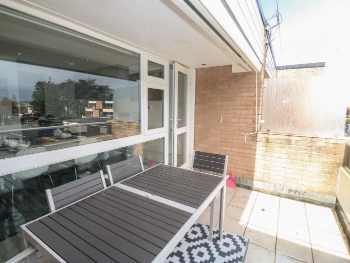 Sunny View in Dawlish Warren, Devon, open-plan living space, close to beach and local shops, parking