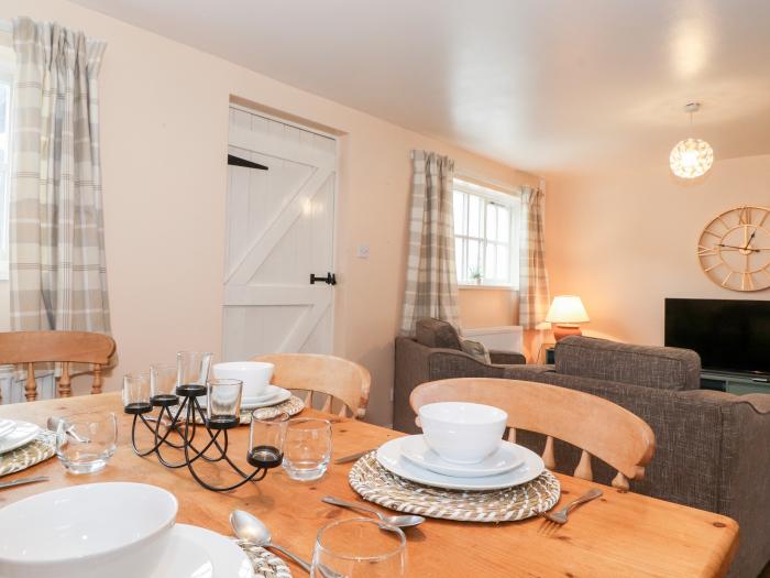 Swallows Nest Cottage, Hawkshead, Cumbria, near to Lake Windermere, off-road parking,open-plan space