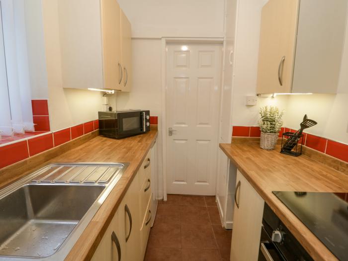 Flat 1A Mona House, Deganwy, Conwy, romantic, close to amenities and beach, private garden, stylish,