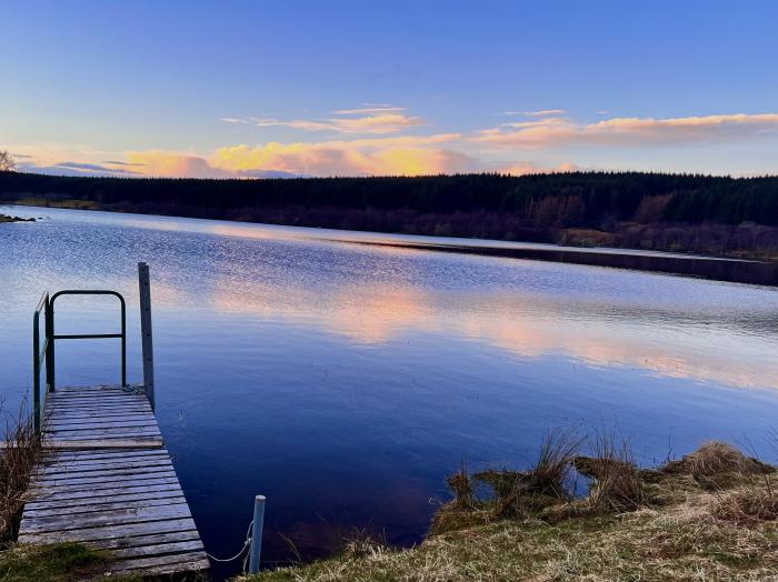 Challenger Bothy near to Lairg, Scottish Highlands. Pet-friendly, loch and mountain views, wildlife.