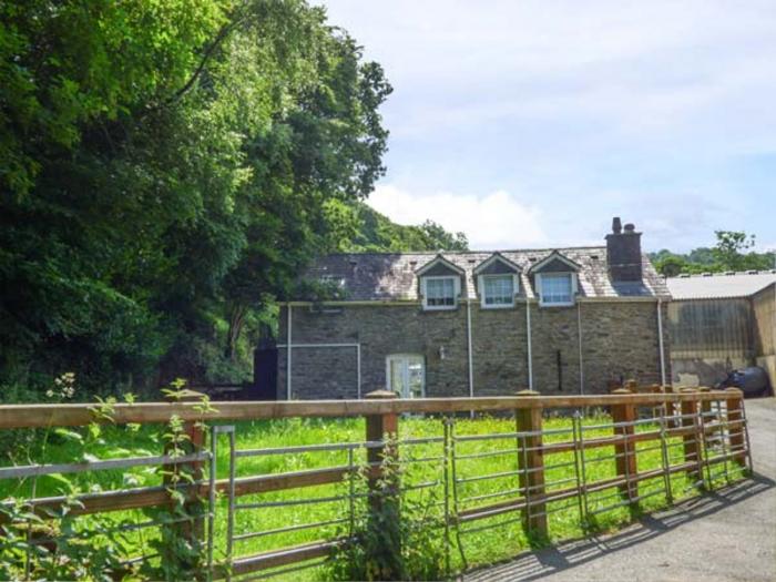 Loft apartment, Llandysul, Sir Gaerfyrddin, Wales. TV. WIFI. Garden. Off-road parking. Close to pub.