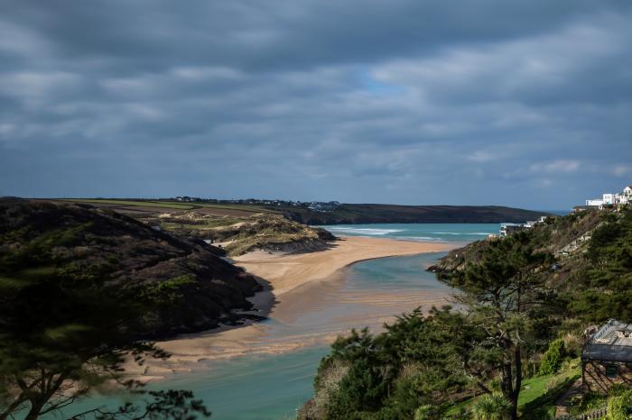 The Tower, 5 Corisande Manor, Newquay, Cornwall, private balcony, off-road parking, pretty sea view