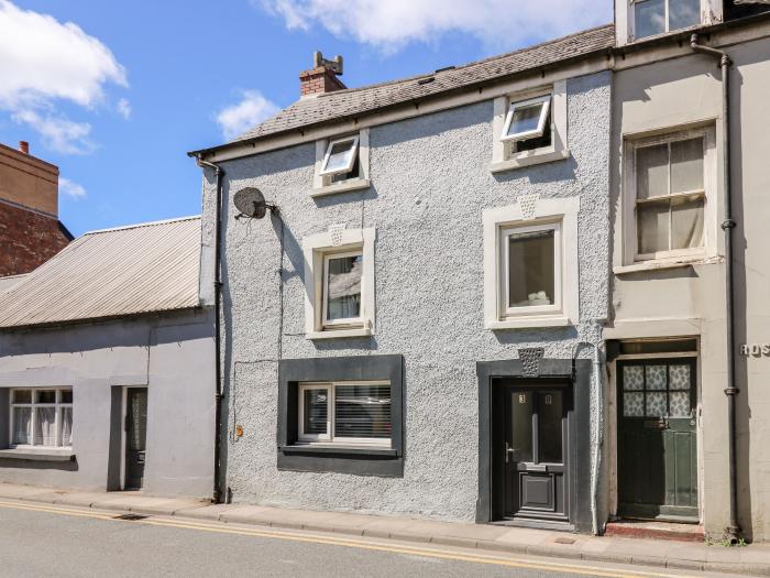 Lane Cottage in Cardigan, Ceredigion. Four-bedroom home near amenities, attractions and beach. Pets.