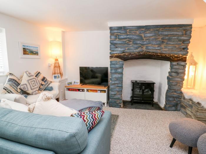 Lane Cottage in Cardigan, Ceredigion. Four-bedroom home near amenities, attractions and beach. Pets.