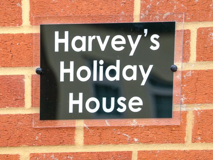 Harvey's Holiday House is in Hunstanton, Norfolk. Close to amenities and beach. Pet-friendly. Garden