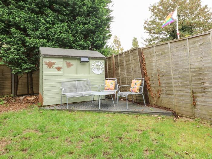 Harvey's Holiday House is in Hunstanton, Norfolk. Close to amenities and beach. Pet-friendly. Garden