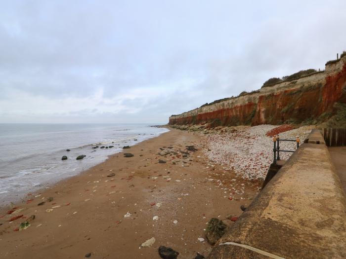 Harvey's Holiday House is in Hunstanton, Norfolk. Close to amenities and beach. Pet-friendly. Garden