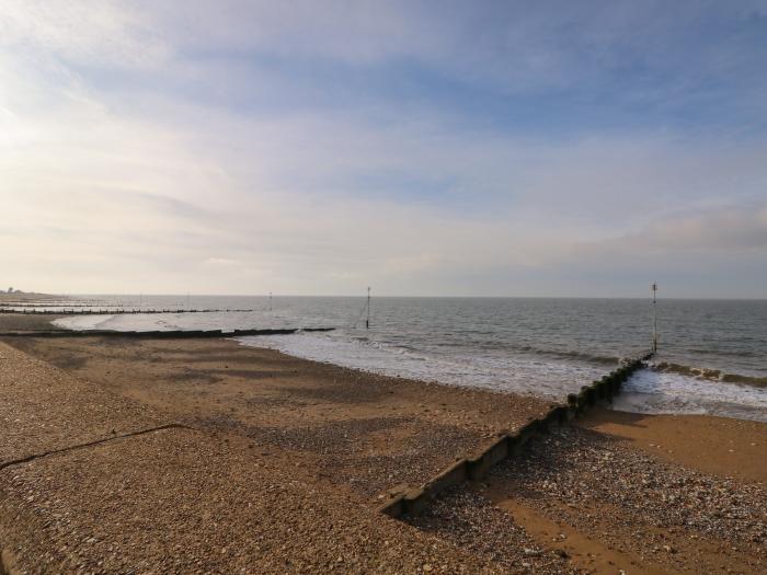 Harvey's Holiday House is in Hunstanton, Norfolk. Close to amenities and beach. Pet-friendly. Garden