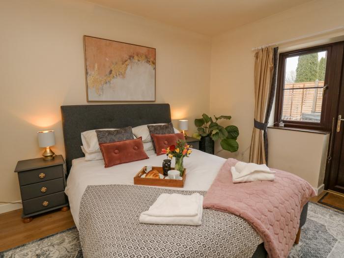 The Searle, Nantmel, Wales, hot tub, off-road parking, pet-friendly, electric fire, enclosed garden