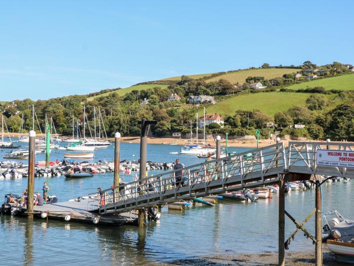 2 Russell Court, Salcombe, Devon. Close to amenities and beach. Near South Devon AONB. Pet-friendly.