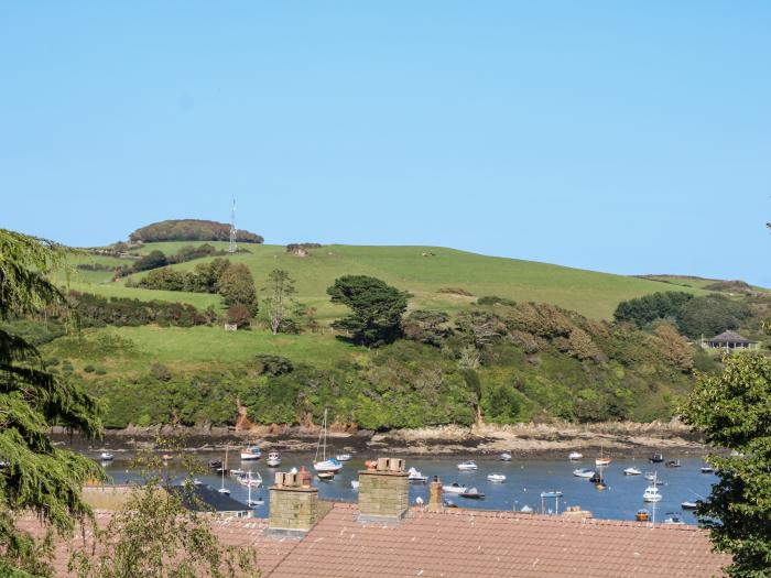 2 Russell Court, Salcombe, Devon. Close to amenities and beach. Near South Devon AONB. Pet-friendly.