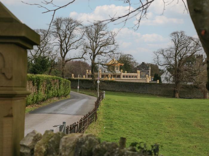 Still Waters, Baycliff, Cumbria. Set paces from the sea. Ideal for couples. Enclosed patio. Two pets