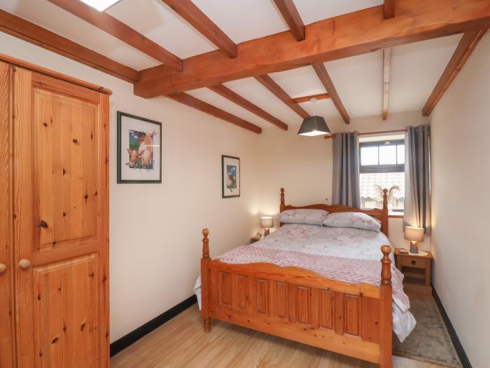 Cow Byre Cottage, Whitby North Yorkshire. One pet, off-road parking, ground-floor bedroom, open-plan