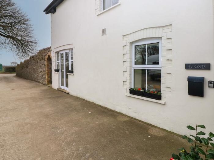 Morfa Farm Annexe, Llantwit Major, Vale of Glamorgan, countryside views, electric flame-effect stove