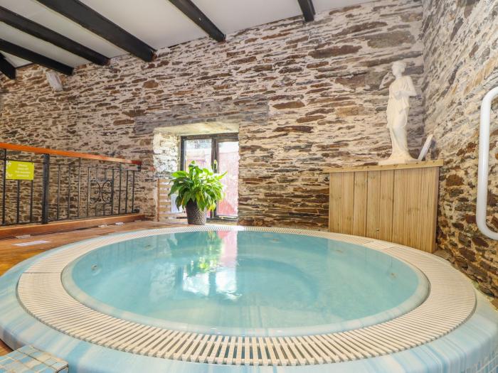 Trewince Manor Cottage, Portscatho, Cornwall, communal swimming pool, close to a beach rural cottage