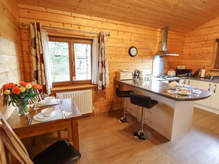 Swan Lodge in Stainfield, Bardney, Lincolnshire, sleeps two guests in one bedroom. One dog, hot tub.