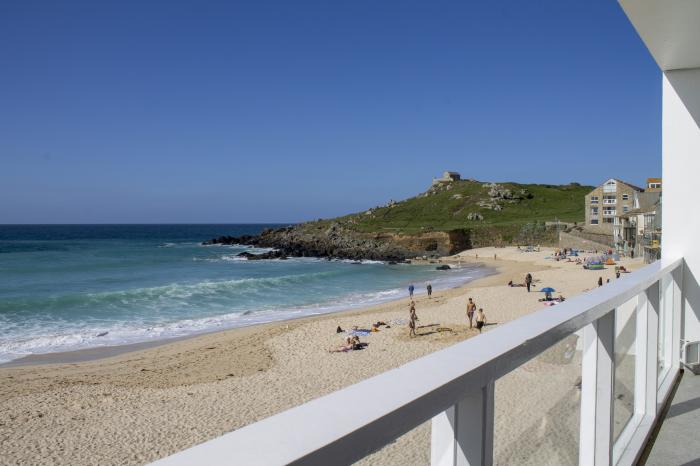 Louies Loft, St Ives, pet-free, Smart TV, beach vistas, external laundry room, contemporary styling.