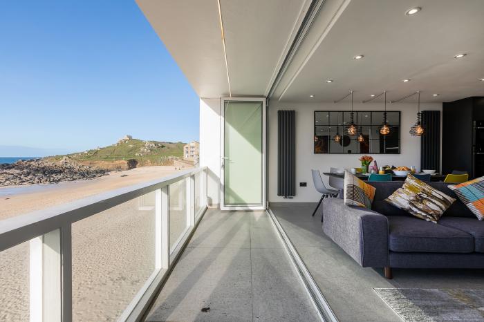 Louies Loft, St Ives, pet-free, Smart TV, beach vistas, external laundry room, contemporary styling.