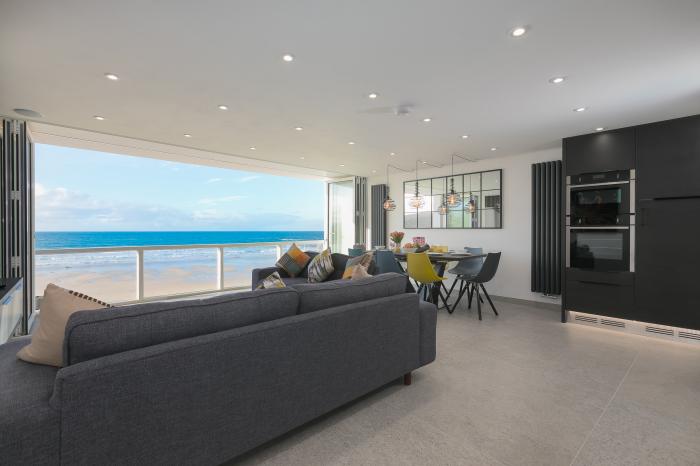 Louies Loft, St Ives, pet-free, Smart TV, beach vistas, external laundry room, contemporary styling.