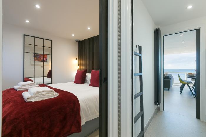 Louies Loft, St Ives, pet-free, Smart TV, beach vistas, external laundry room, contemporary styling.