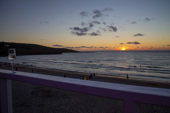 Louies Loft, St Ives, pet-free, Smart TV, beach vistas, external laundry room, contemporary styling.