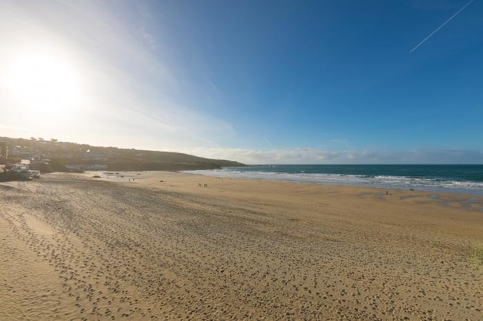 Louies Loft, St Ives, pet-free, Smart TV, beach vistas, external laundry room, contemporary styling.