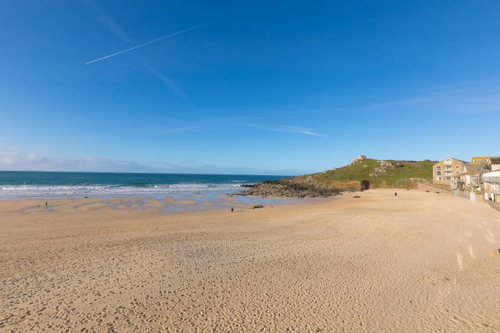 Louies Loft, St Ives, pet-free, Smart TV, beach vistas, external laundry room, contemporary styling.