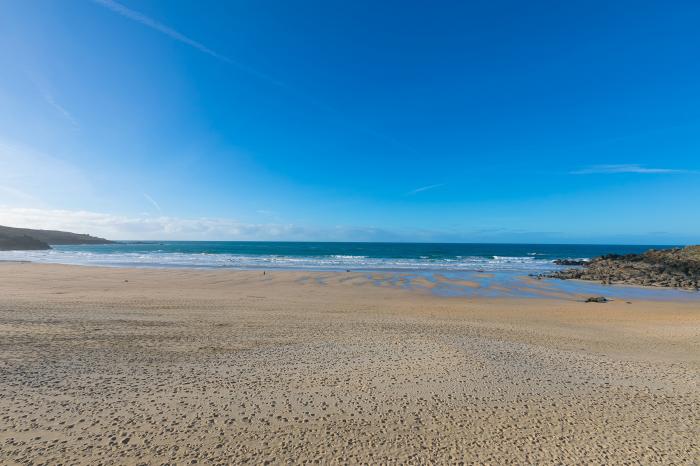 Louies Loft, St Ives, pet-free, Smart TV, beach vistas, external laundry room, contemporary styling.