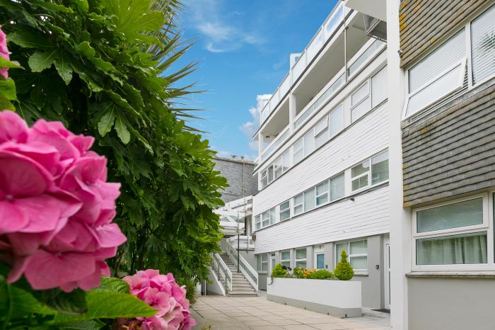 Louies Loft, St Ives, pet-free, Smart TV, beach vistas, external laundry room, contemporary styling.