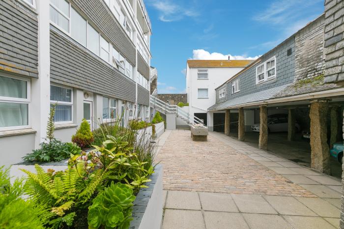 Louies Loft, St Ives, pet-free, Smart TV, beach vistas, external laundry room, contemporary styling.