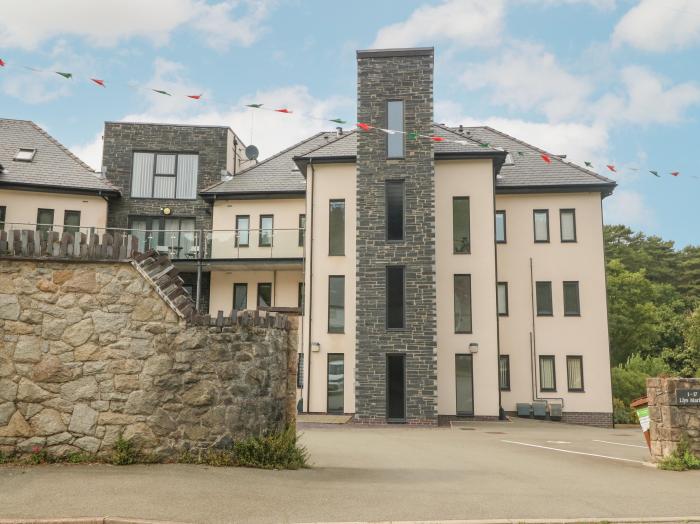 Apartment 16, Y Felinheli, Gwynedd. Couple's retreat. Close to a pub and a shop and off-road parking