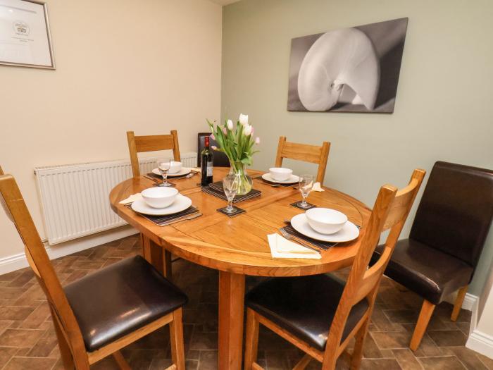 Chandler's View, Whitby, North Yorkshire, close to amenities and beach, off-road parking, stylish,