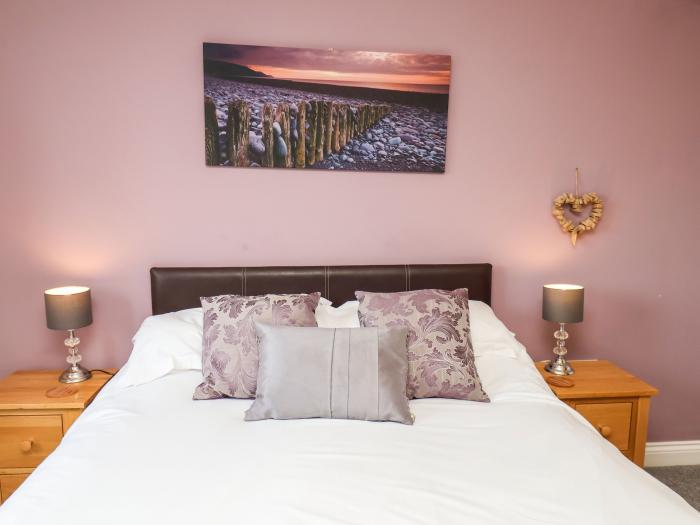 Chandler's View, Whitby, North Yorkshire, close to amenities and beach, off-road parking, stylish,