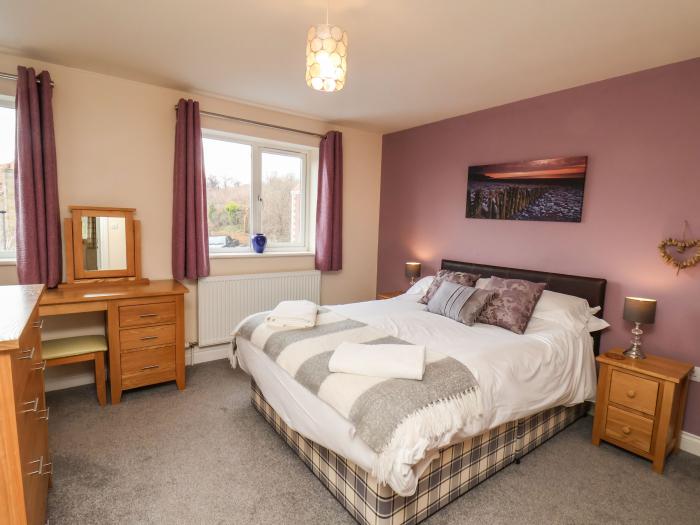 Chandler's View, Whitby, North Yorkshire, close to amenities and beach, off-road parking, stylish,