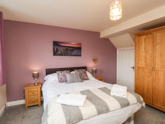 Chandler's View, Whitby, North Yorkshire, close to amenities and beach, off-road parking, stylish,